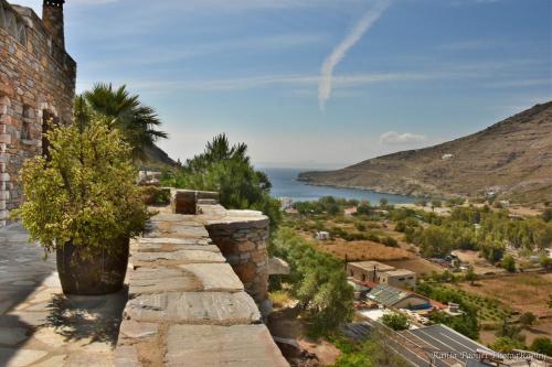 a stone wall with a view of the ocean at Sun Holiday House in Pisses