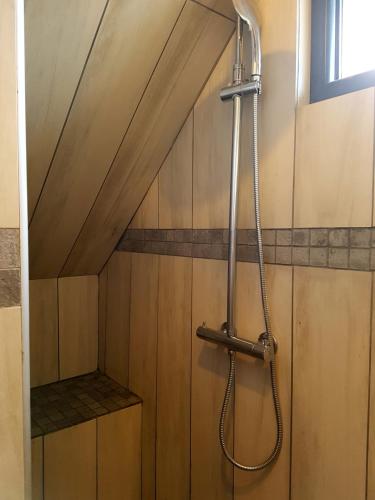 La salle de bains est pourvue d'une douche et de murs en bois. dans l'établissement LES COQUILLAGES, 2 salles de bain, 2 chambres, à Berck-sur-Mer