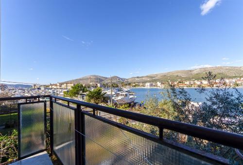 d'un balcon avec vue sur une étendue d'eau. dans l'établissement Apartments Vinko, à Trogir