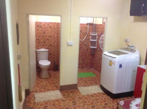 ein Bad mit einem WC, einer Dusche und einem Waschbecken in der Unterkunft Time 2 Resort in Pai