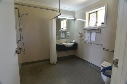 Vonios kambarys apgyvendinimo įstaigoje Mundubbera Billabong Motor Inn