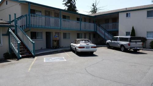 a car parked in a parking lot in front of a building at Shamrock Motel in Bellingham