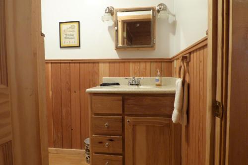 A bathroom at Juneberry Lodge