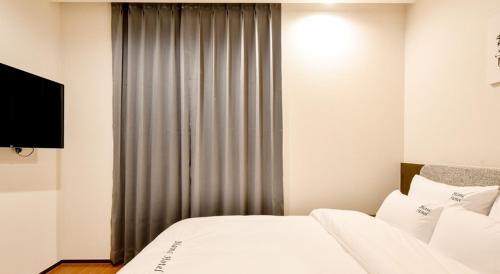 Ένα ή περισσότερα κρεβάτια σε δωμάτιο στο Blanc Business Hotel