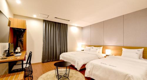 Ένα ή περισσότερα κρεβάτια σε δωμάτιο στο Blanc Business Hotel