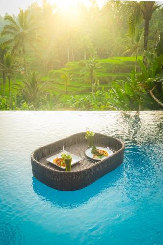 Bazén v ubytování Pondok Sebatu Villa nebo v jeho okolí