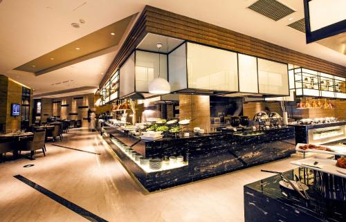une grande cuisine avec un buffet dans un restaurant dans l'établissement Pullman Anshan Time Square, à Anshan