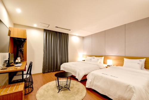 Ένα ή περισσότερα κρεβάτια σε δωμάτιο στο Blanc Business Hotel
