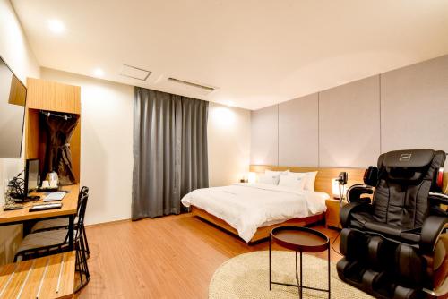 Postel nebo postele na pokoji v ubytování Blanc Business Hotel