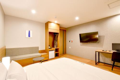 Μια τηλεόραση ή/και κέντρο ψυχαγωγίας στο Blanc Business Hotel