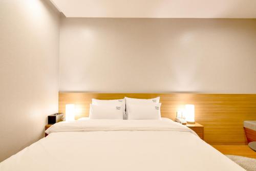Ένα ή περισσότερα κρεβάτια σε δωμάτιο στο Blanc Business Hotel