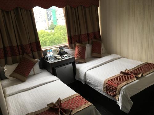 En eller flere senger på et rom på Seasons Hotel