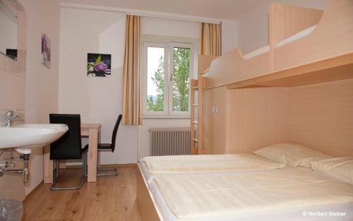 Postel nebo postele na pokoji v ubytování Jugend- und Familiengästehaus Heiligenblut