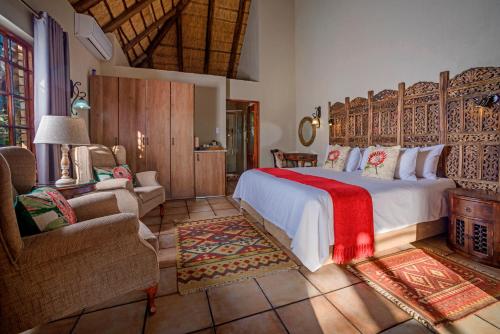 Una cama o camas en una habitación de La Kruger Lifestyle Lodge - No Loadshedding