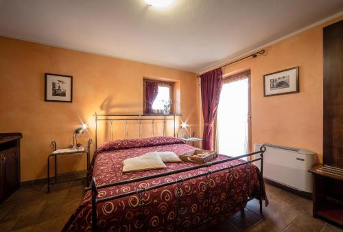 A bed or beds in a room at Lo Teisson