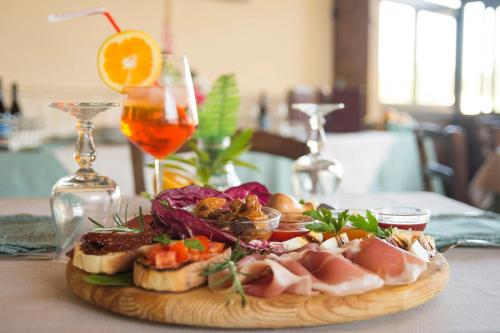 une assiette de denrées alimentaires contenant de la viande et des légumes sur une table dans l'établissement Sicily Country House & Beach, à Catane