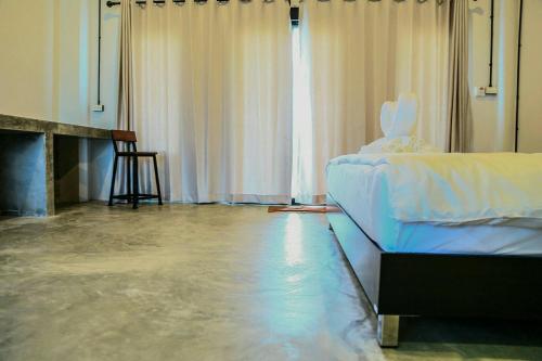 The Ele Hotel Ranong - SHA Extra Plusにあるベッド