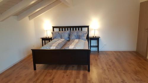 Кровать или кровати в номере Attika Wohnung Spiez