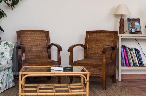 two wicker chairs and a coffee table in a living room at Santa Cruz - B&B in Lagos