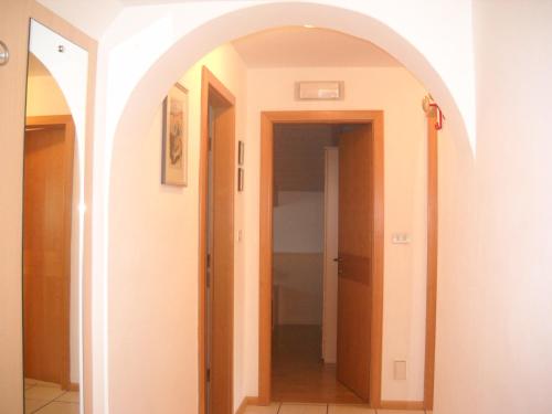 a hallway with an archway in a room at Casa El Tobià in Pozza di Fassa