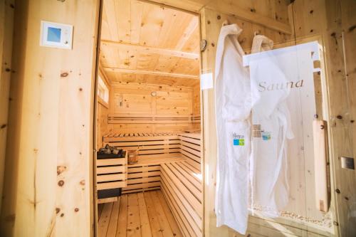 una sauna con una señal de sol en la puerta en Agriturismo La Pertica en Costermano