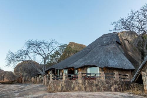 ahmadiolithicolithicolithicolithicolithicolithicolithicolithicolithicolithic house with at Big Cave Camp in Matopos