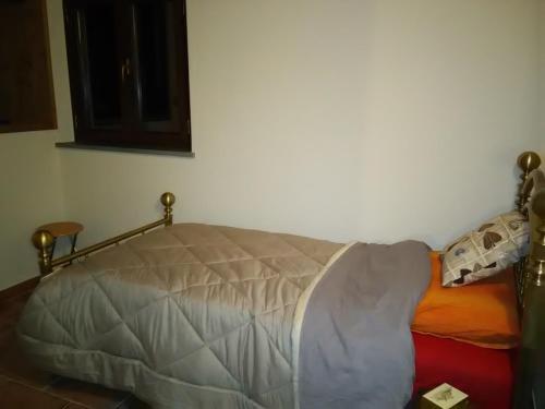 a bed sitting in a bedroom with avertisementatronatronstrationstrationstration at Ca Giacomo in Tresana
