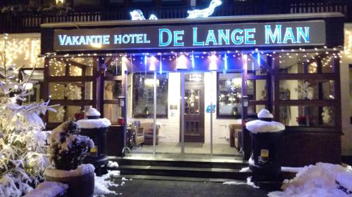a building with a sign that reads yannis hotel de entrance man at Hotel De Lange Man Monschau Eifel in Monschau