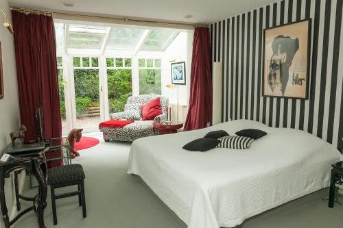 a bedroom with a bed and a living room at Gästehaus Schloss Bothmer in Schwarmstedt