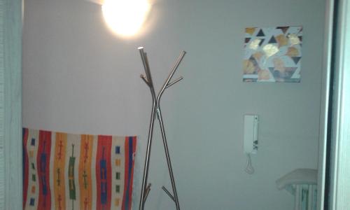 a lamp in the corner of a room at Appartamento Sophia in Collegno