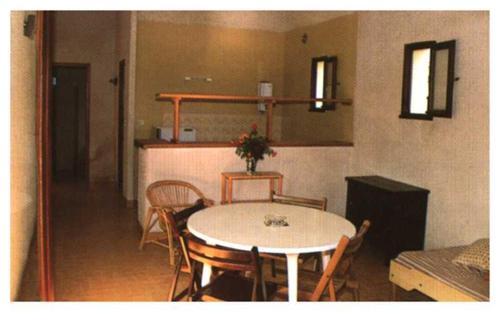 une salle à manger avec une table et des chaises dans une pièce dans l'établissement Domaine de l'Avidanella, à Santa-Lucia-di-Moriani