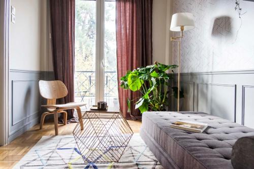 uma sala de estar com um sofá e uma janela em Live Life Acropolis em Atenas