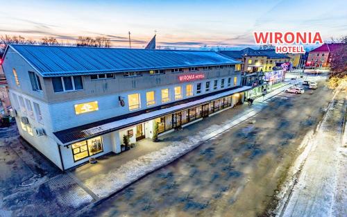 una vista aérea de un edificio en una calle en Hotell Wironia, en Jõhvi