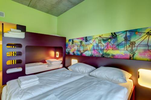 MEININGER Hotel Berlin East Side Gallery Image