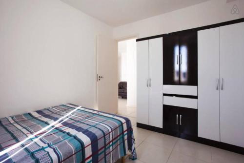 una camera con un letto e un grande armadio bianco di Apartamento Lopes em Cabo Frio a Cabo Frio