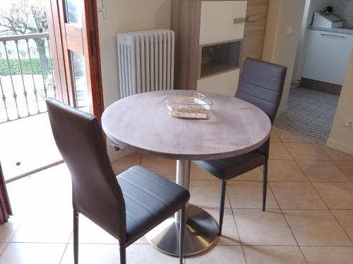 a table and chairs in a room with a kitchen at La Finestra Sul Lago in Cernobbio