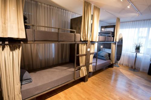 En eller flere senge i et værelse på B14 Hostel