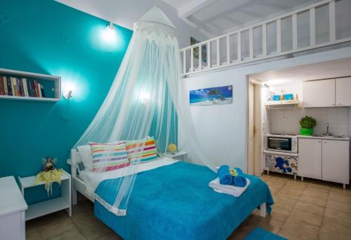 um quarto azul com uma cama de dossel em Anastasias Apartments em Iria