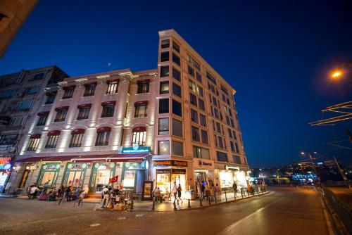 um edifício alto na esquina de uma rua à noite em Manesol Old City Bosphorus em Istambul