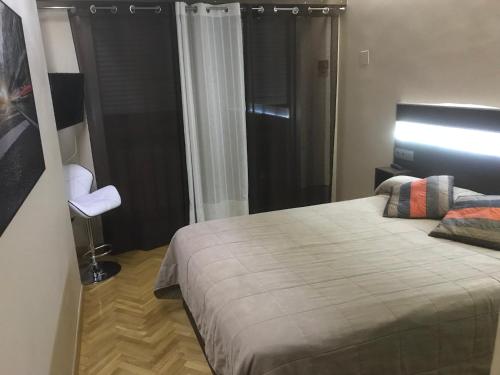 マドリードにあるMadrid Paseo de la Castellanaのベッドルーム(ベッド1台、窓付)