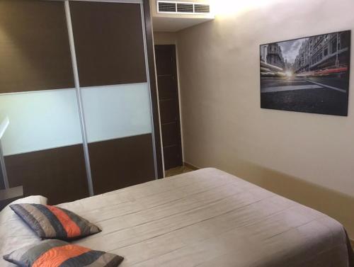 マドリードにあるMadrid Paseo de la Castellanaのベッドルーム1室(ベッド1台、壁掛けテレビ付)