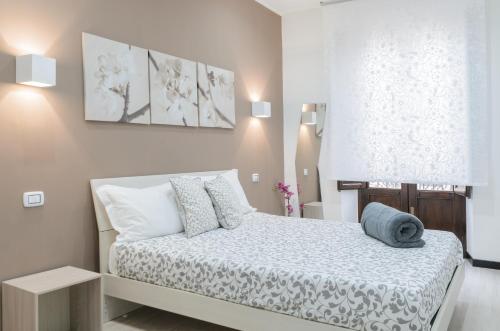 タオルミーナにあるHoliday Home Taormina 3のベッドルーム1室(白いシーツと枕のベッド1台付)