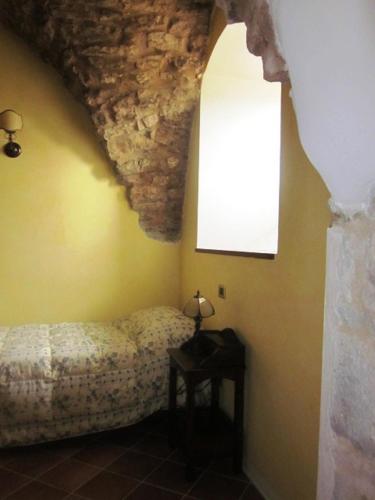 a bedroom with a bed and a window and a table at B&B Il Casone di Drusa in San Marco dei Cavoti