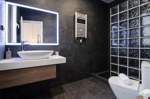 a bathroom with a sink and a mirror at Luminoso familiar- 2D 2B- Cava Alta in Madrid