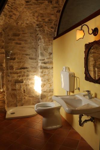 a bathroom with a sink and a toilet and a tub at B&B Il Casone di Drusa in San Marco dei Cavoti