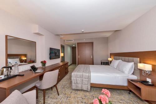 Televisyen dan/atau pusat hiburan di Land Park Hotel