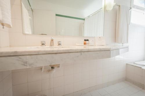 Bilik mandi di Hotel del Bosque
