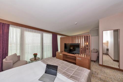 Televisyen dan/atau pusat hiburan di Land Park Hotel