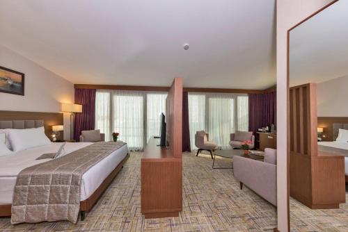 Katil atau katil-katil dalam bilik di Land Park Hotel