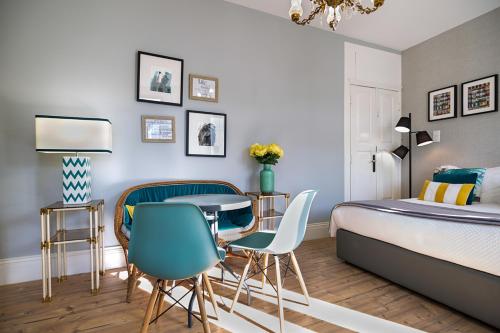 a bedroom with a bed and a table and chairs at the gallery Studios II in Porto